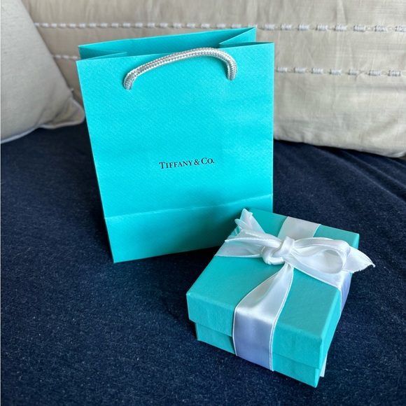 Tiffany & Co. Elsa Peretti Open Heart Stud earring! Brand new, never worn! - Picture 11 of 11